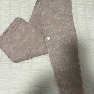 lululemon- full pant -never been worn - size 6